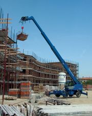 Телескопический погрузчик Genie GTH-6025 E на стройплощадке