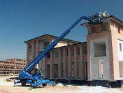 Телескопический погрузчик Genie GTH -5022 R на строительной площадке