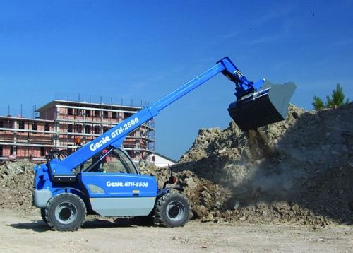 Телескопический погрузчик Genie GTH-2506 c установленным ковшом
