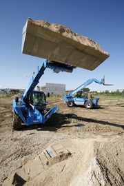 Погрузчик Genie GTH 4013 EX поднимает ковш, груженый песком